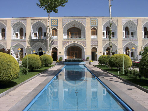 Abasov karavan-saraj u Isfahanu, najslavniji od karavan-saraja, danas je obnovljen i pretvoren u naj­elegantniji hotel u Iranu s tradicionalnim sjajem. Sagrađen je uz medresu. U safavidskom su se razdoblju zaradom od ovog karavan-saraja podmirivali troškovi održavanja medrese te đačke stipendije.