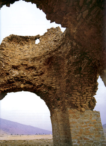 Sasanidski hram vatre u blizini grada Mašada. Vatra igra važnu ulogu u zoroastrijskim obredima. Tome u prilog govore mnogi sačuvani hramovi vatre diljem Irana. Prema tradiciji, Zaratustra je živio oko 1000. g. pr.Kr., mada nitko sa sigurnošću ne zna kada je živio ni kada je umro.