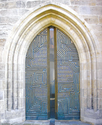 Portal Predigerkirche u Erfurtu s citatom u spomen Meistera Eckharta: "Svjetlo u tami svijetli i tama ga ne obuze", Evanđelje po Ivanu