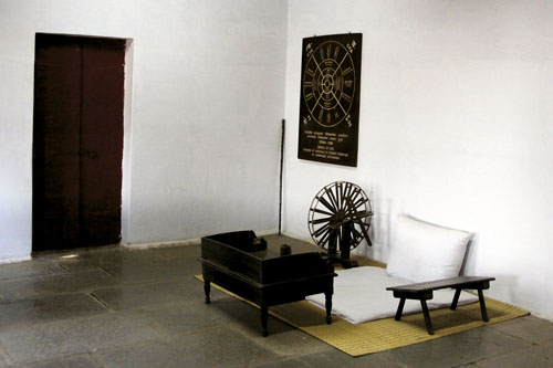 U ovoj je asketskoj sobi Mahatma Gandhi proživio ključne godine života između 1918. i 1930., tijekom kojih je razvio svoju vlastitu filozofiju. Njene su glavne crte iznesene na ploči iznad kolovrata.