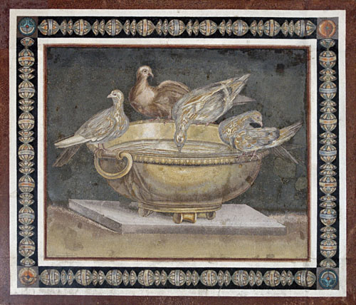 Glasoviti mozaik s prikazom golu­bova, danas se čuva u Kapitolinskom muzeju.